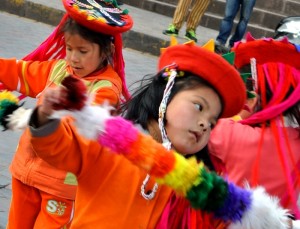 TDM famille Séchet - Cusco - fille danse
